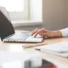 femme regardant un webinaire