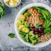 Assiette avec repas équilibré : légumes, viande, haricots rouges