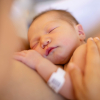bébé qui dort contre sa mère, peau à peau