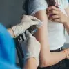 Personnel soignant qui vaccine quelqu'un