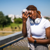 Jeune femme noire en tenue de sport qui s'éponge le front avec une serviette 