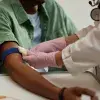 personnel médical fait une prise de sang à un homme