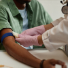personnel médical fait une prise de sang à un homme