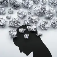 silhouette tête baissée, avec des boules de papier au niveau de la tête, signes qu'il y a beaucoup de pensées. Ambiance morose.